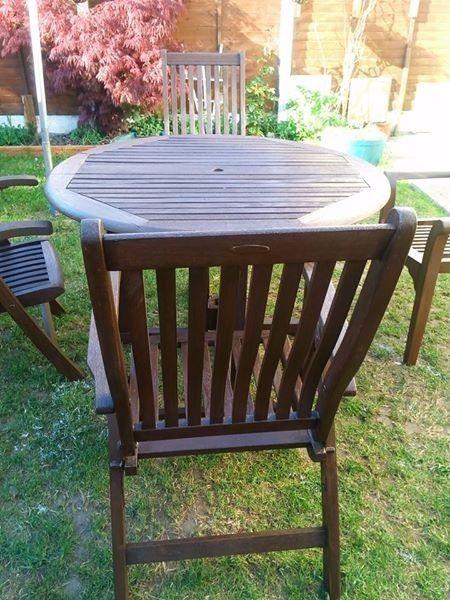 garden table chairs