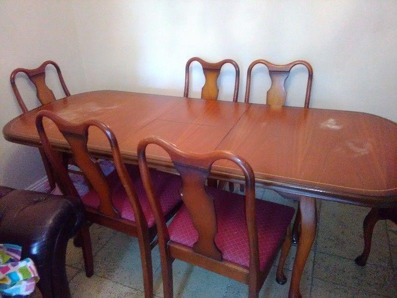 Dining Room Table & 6 Chairs