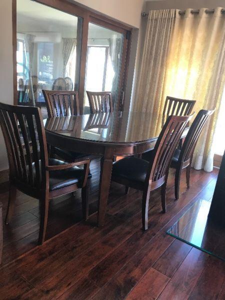 Dinning Table with 6 Chairs, Stunning Condition