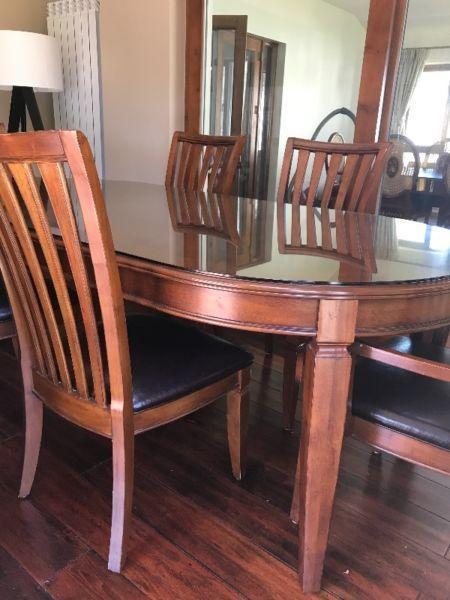 Dinning Table with 6 Chairs, Stunning Condition