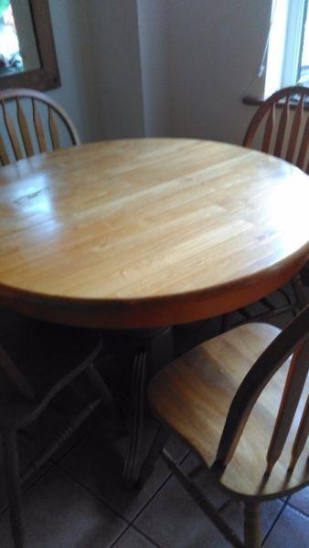 Lovely extendable round table with four chairs