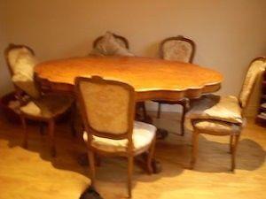 CLASSIC DINING ROOM TABLE AND 6 CHAIRS 300 EURO