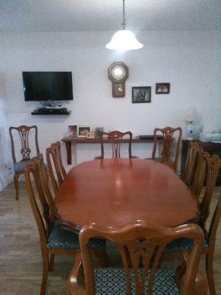 dinning room table mahogany with four chair mint condition sits eight