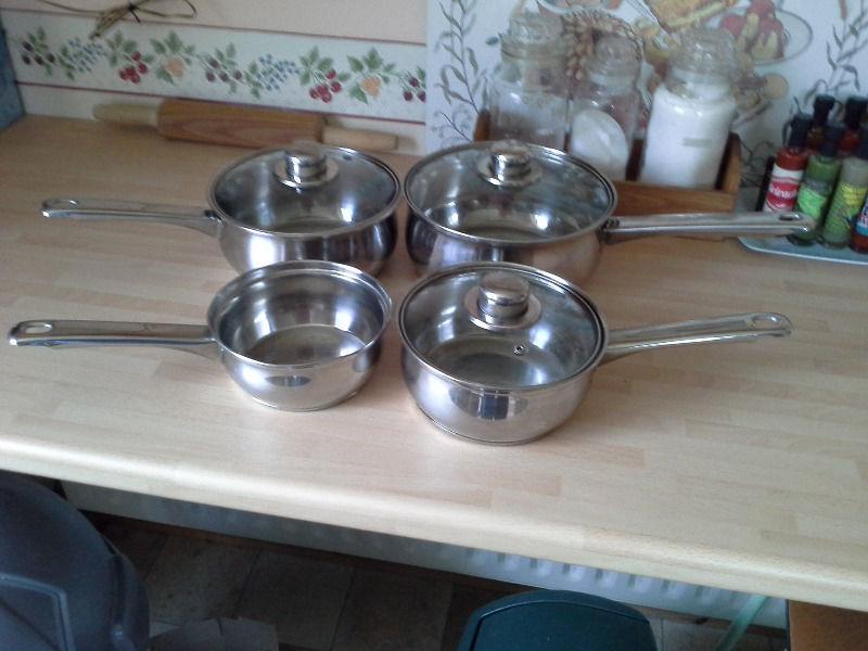 Set of 4 saucepans/pots + Lids (Sabichi make)