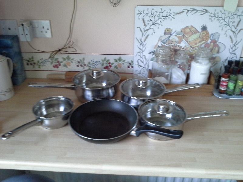 Set of 4 saucepans/pots + Lids (Sabichi make)