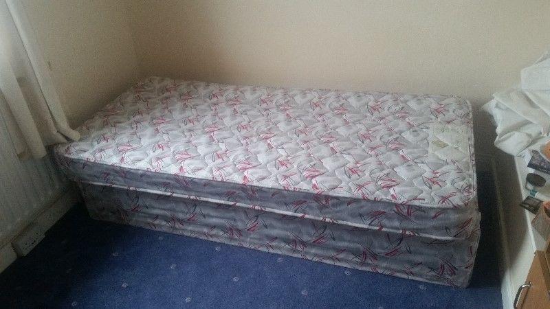 Single bed base and mattress €20