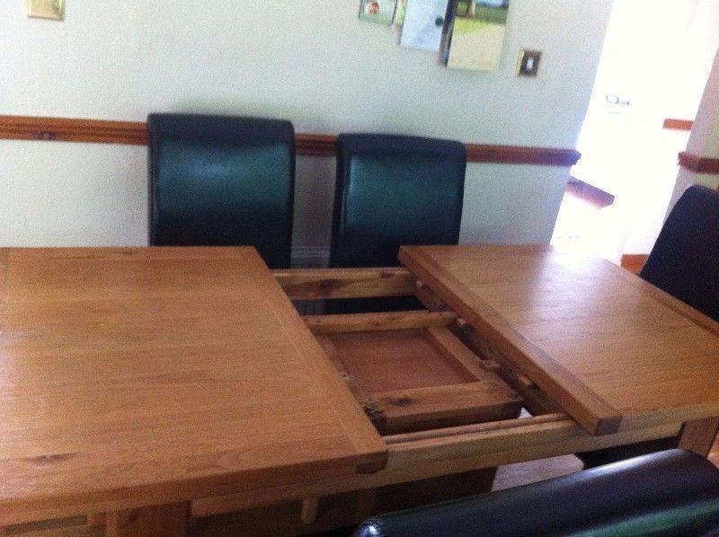 Beautiful Solid Wood Dinning Table with 6 chairs