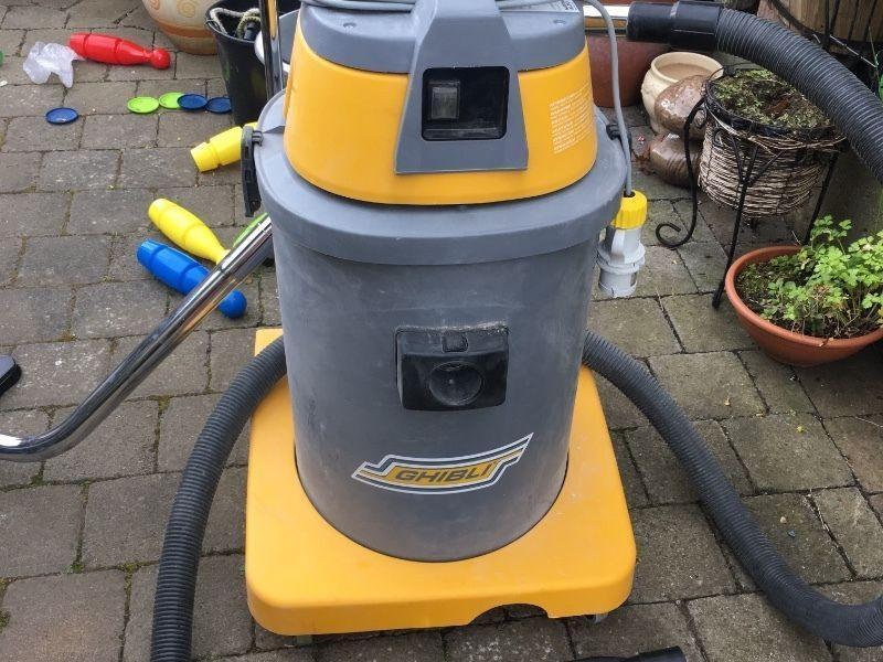 Unused industrial wet and dry vacuum cleaner