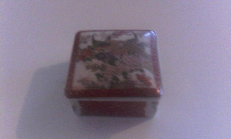 FINE ANTIQUE ORIENTAL JAPANESE SATSUMA TAISHO PERIOD LIDDED BOX....UNIQUE PIECE OF COLLECTOR !!
