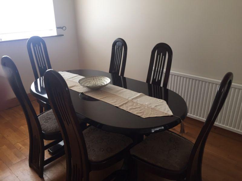 Superb Dining Room Table and 6 chairs