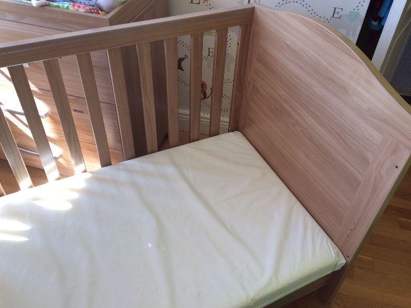 Cot bed/ chest of drawers