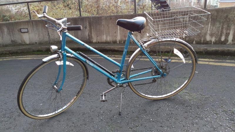 Beautiful LADIES VINTAGE BICYCLE RALEIGH ESTELL in excellent condition