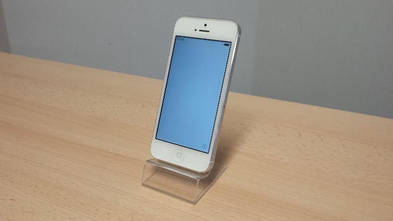 SALE Apple iPhone 5 64GB in White/Silver Unlocked