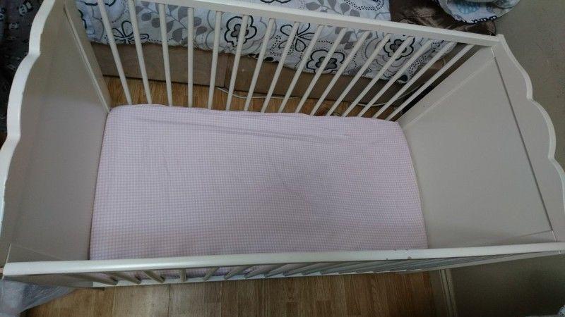 Cot with matress only 50 euro
