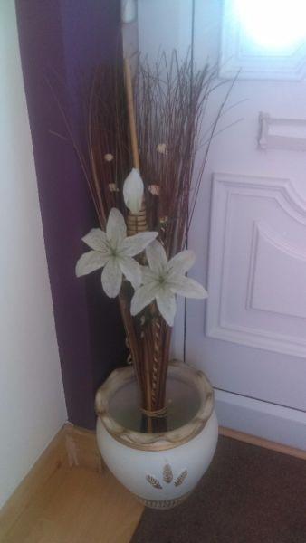 Plant pot with reeds