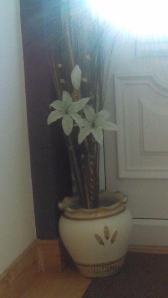 Plant pot with reeds