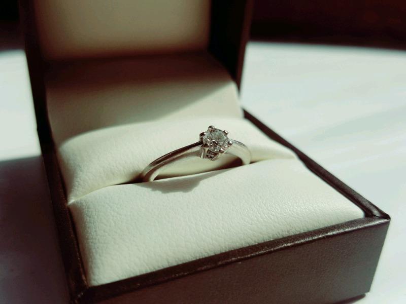 Engagement/diamond ring