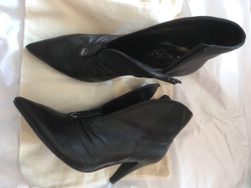 BLACK SOFT LEATHER ANKLE BOOTS SIZE 39