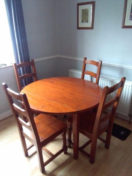 dining room table & 4 chairs €100.00