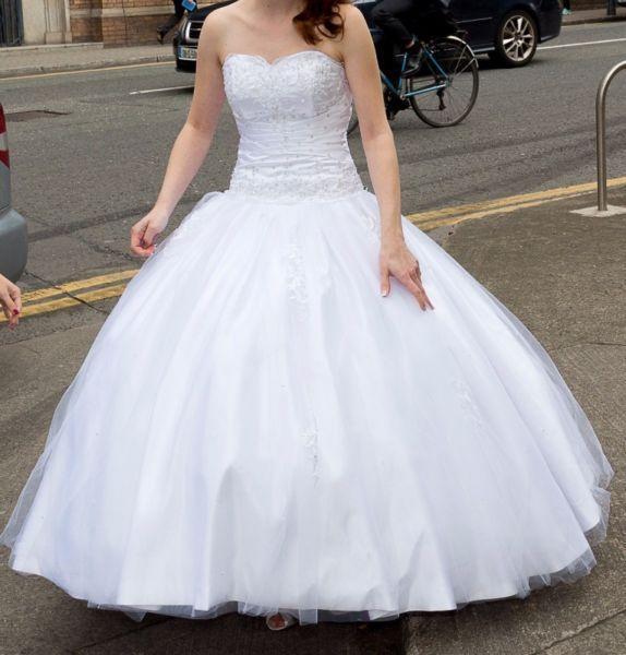 White ball gown sweetheart wedding dress in excellent condition