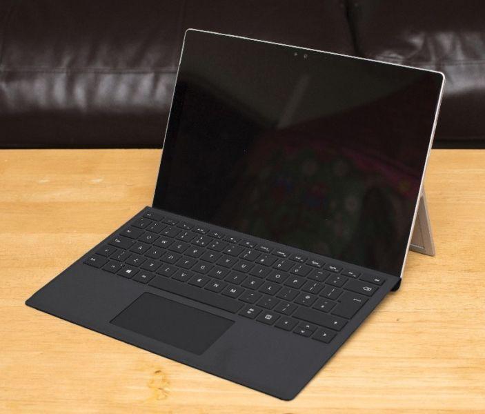 Microsoft Surface Pro 4 - 8GB RAM - 256 GB HD + Pen + Keyboard