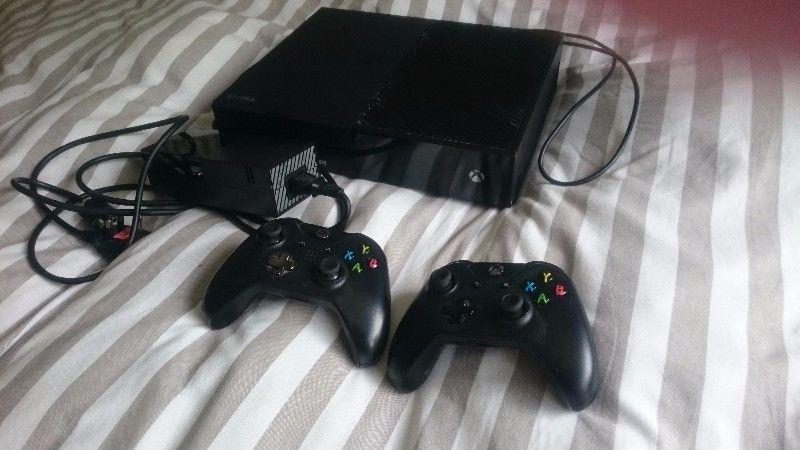 Black Xbox One (500GB) + 2 Controllers + 35 games