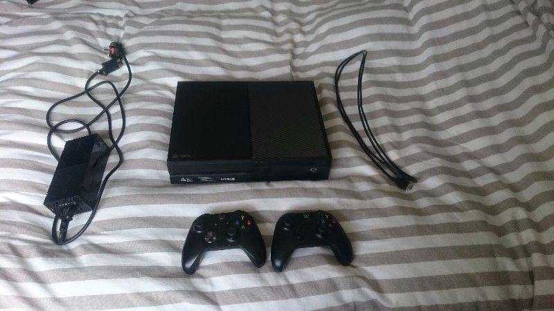 Black Xbox One (500GB) + 2 Controllers + 35 games