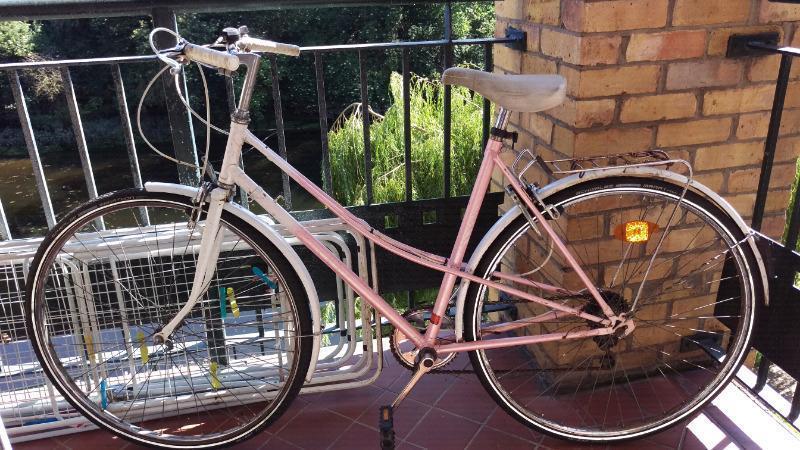Ladies Vintage style Bicycle I Good condition working very well !!!