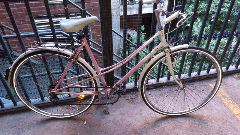 Ladies Vintage style Bicycle I Good condition working very well !!!