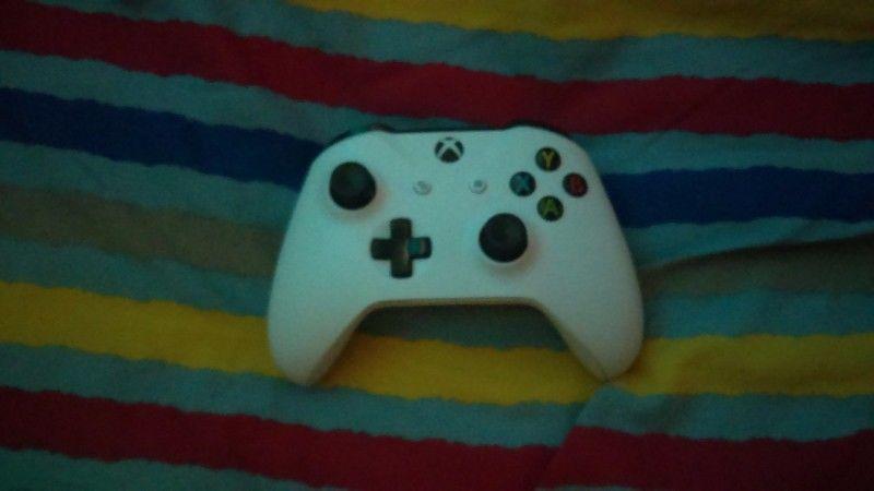 Xbox one s controller Good Condition with rechargeable battery