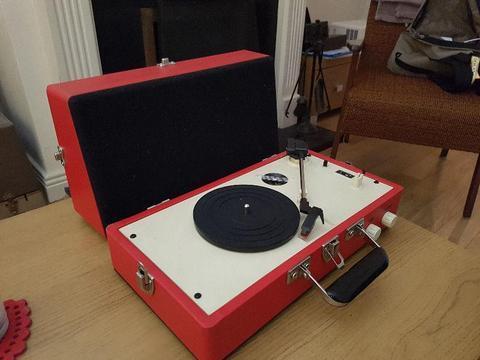 Steepletone Retro ultra-portable record player w/speaker