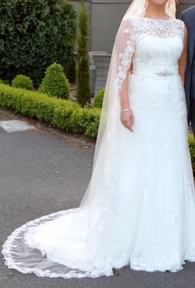 Stunning Ivory wedding dress with matching lace veil both for 450