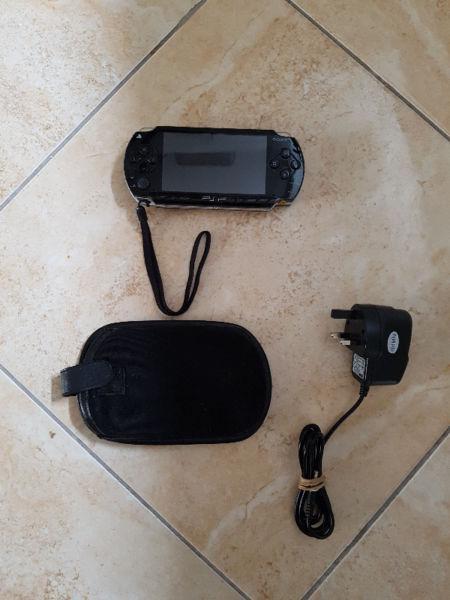 PSP 1000 + Charger + Memory Card 2GB + CASE