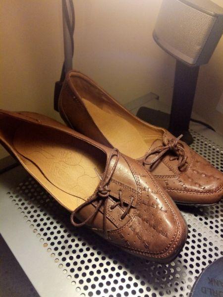 New Foot Glove Leather Bow Shoes Wide Fit Size 8. Quick Sale