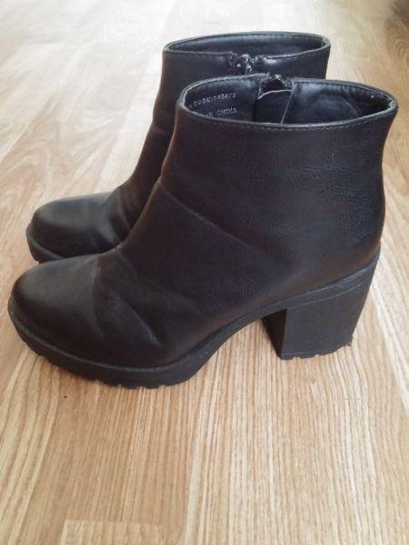 Women shoes black Boots size 5 - Good condition
