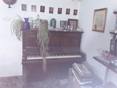 Old Belton London piano