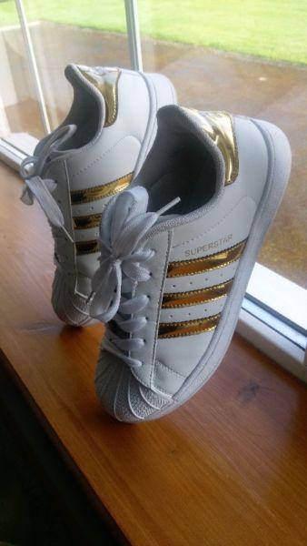 NEW ADIDAS SUPERSTAR SIZE 7.5 (UNISEX) But more preferably for women. Only worn twice