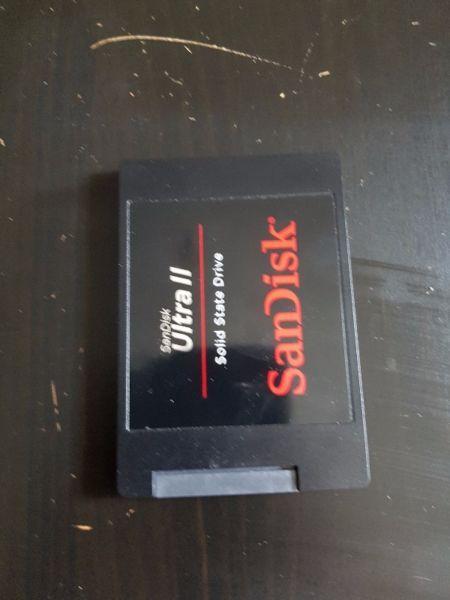 Hard Drive - Sandisk SSD Ultra II - 256 GB