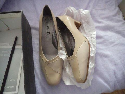 van dal classic shoes size 4 1/2