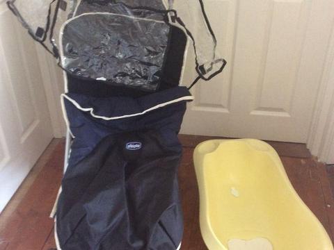 Baby buggy and bath in perfect condition €50