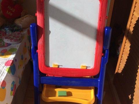 Crayola Qwikflip 2 Sided 4 in 1 Easel used but in a good condition
