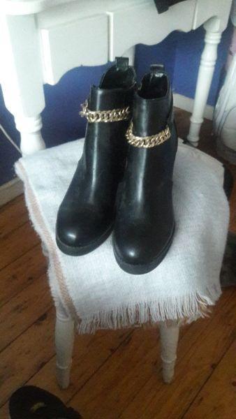 Leather boot with chain size 40
