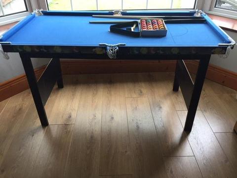 Children's pool table with accessories - excellent condition