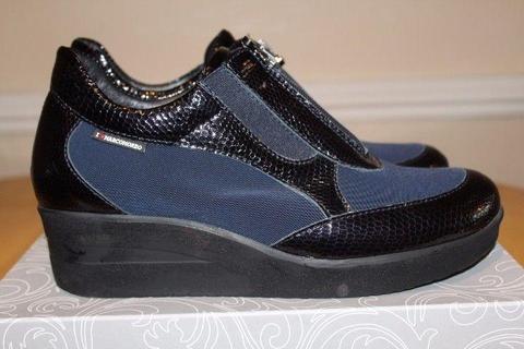 Like new, navy fabric and leather shoes, size large fit 7 great quality