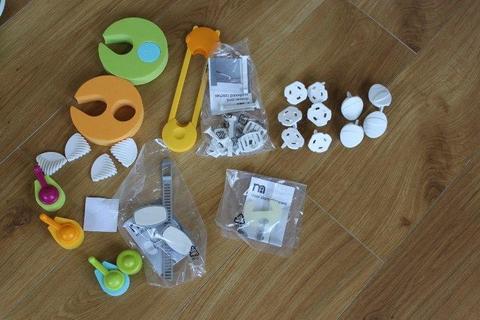 Various security items, plugs/doors protections, 5€