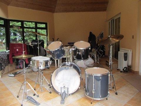 Pearl 5 piece Drum Kit - solid condition