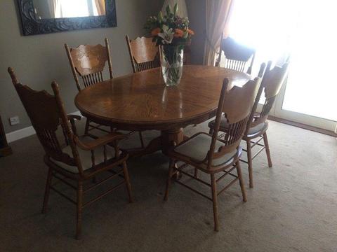 Oak dinning room table with 6 chairs