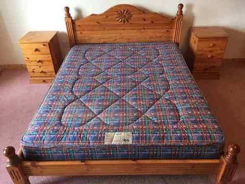 King size bed, high quality wood. Great condition rarely used in our holiday home