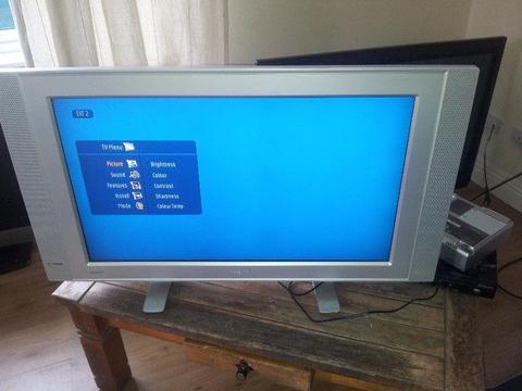 sale philips flat tv 32 inches lcd .not hd .has scarts conections pwo
