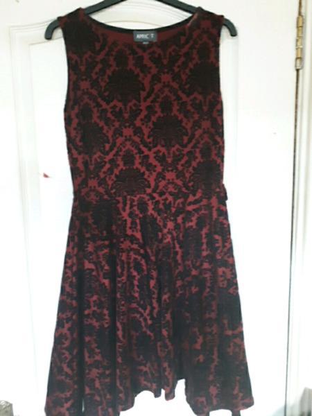 Size: 10 Apricot Velvet Pattern Red/Black short dress